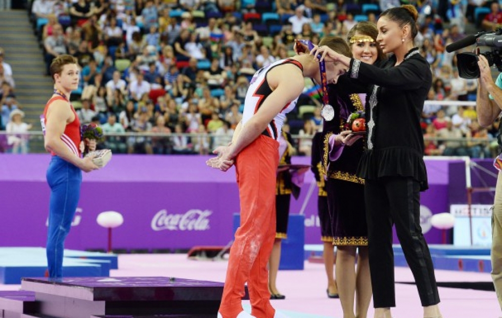 Aserbaidschanischer Gymnastiker Oleg Stepko wurde Sieger der EuropaspieleFirst Lady von Aserbaidschan Mehriban Aliyeva präsentierte den Siegern die Medaillen VIDEO