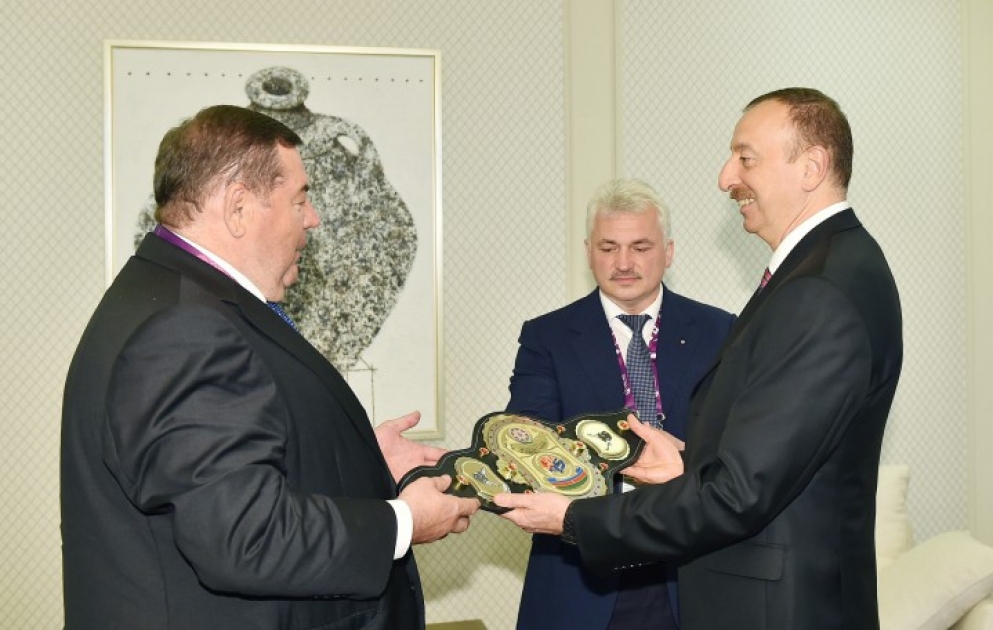Azərbaycan Prezidenti İlham Əliyevə Beynəlxalq Sambo Federasiyası İcraiyyə Komitəsinin qərarı ilə Sambonun Çempion kəməri təqdim edilib VİDEO