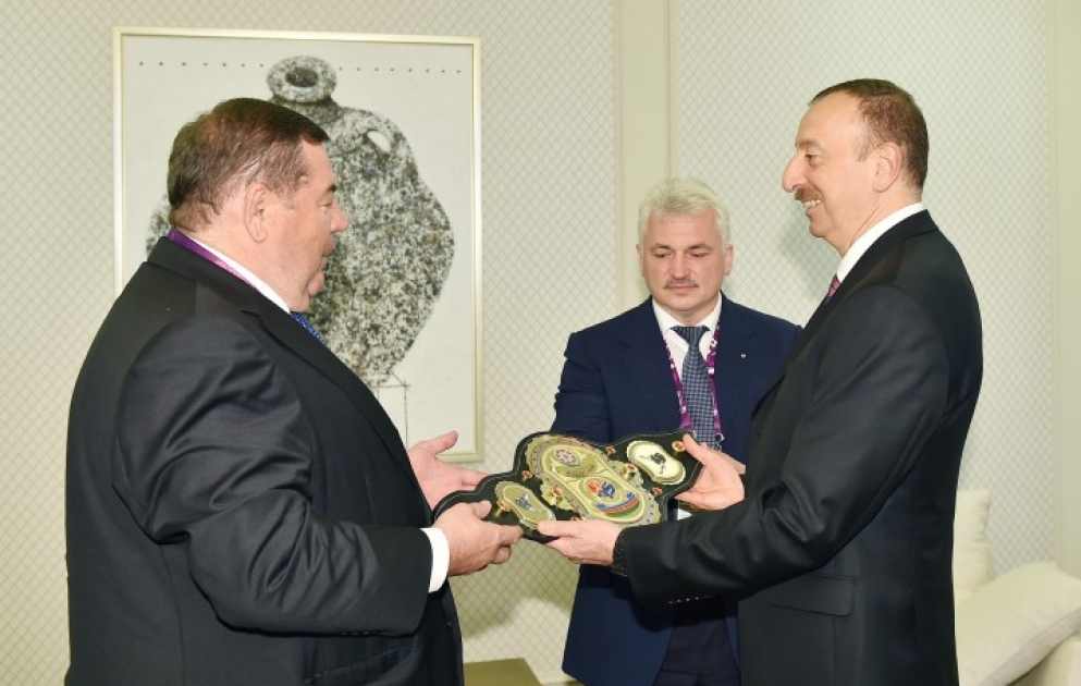 Auf Beschluss des Exekutivkomitees der Internationalen Sambo-Föderation wurde dem aserbaidschanischen Präsidenten Ilham Aliyev der Meistergürtel im Sambo präsentiert VIDEO
