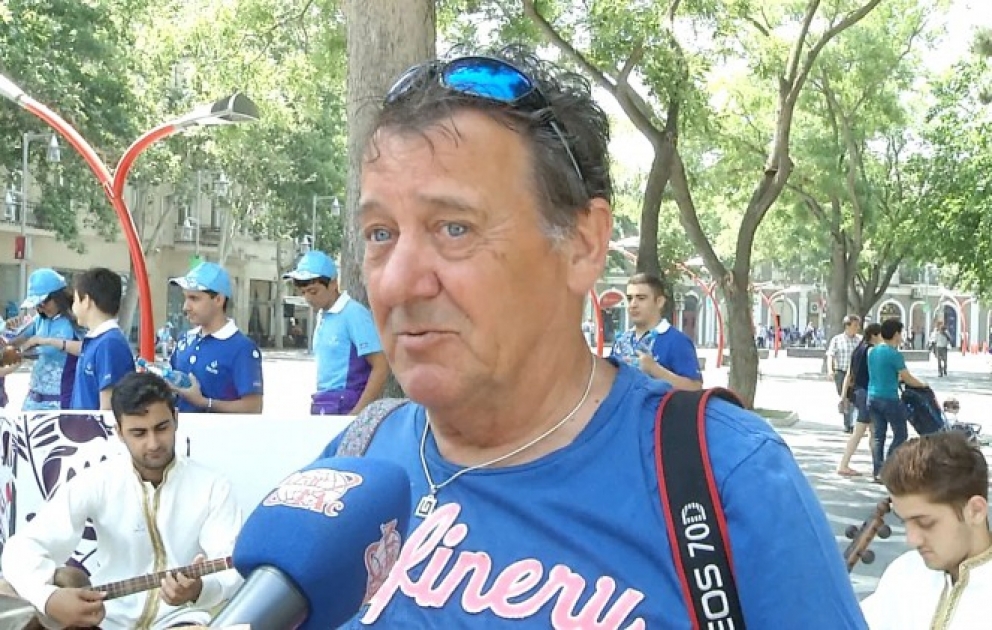 Niederländischer Tourist will ein Buch über Volontäre von „Baku-2015“ schreiben VIDEO