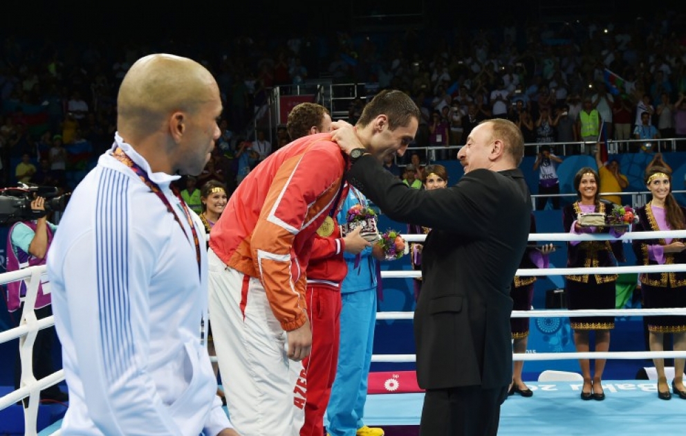 Azərbaycanın aktivinə on beşinci qızıl medalı boksçu Teymur Məmmədov yazıbQalib idmançıya mükafatı Prezident İlham Əliyev təqdim edib VİDEO