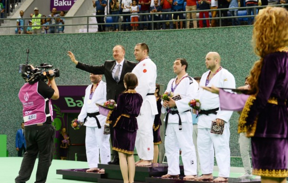 İlk Avropa Oyunlarında Azərbaycanın aktivinə növbəti qızıl medalı İlham Zəkiyev yazıb Qalib idmançılara medalları Prezident İlham Əliyev təqdim edib VİDEO