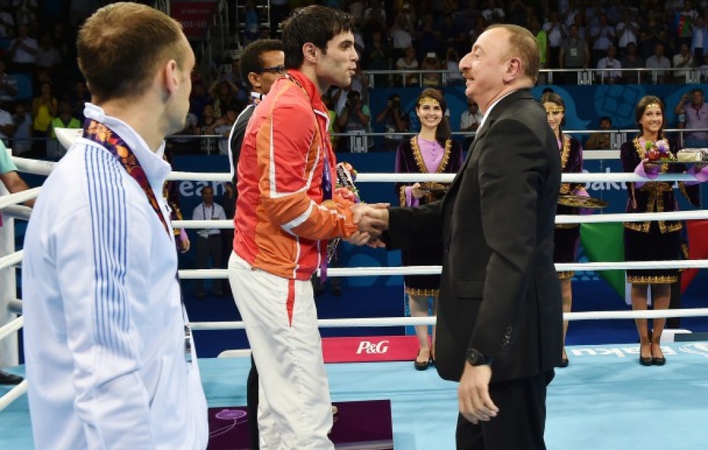 Encore deux médailles d’or pour l’Azerbaïdjan viennent des boxeurs azerbaïdjanaisLes athlètes montés sur le podium ont reçu les médailles des mains du président azerbaïdjanais Ilham Aliyev VIDEO