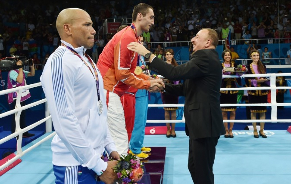 La 15e médaille d’or pour l’Azerbaïdjan vient du boxeur Teymour Mammadov Le champion a reçu la médaille des mains du président azerbaïdjanais Ilham Aliyev VIDEO