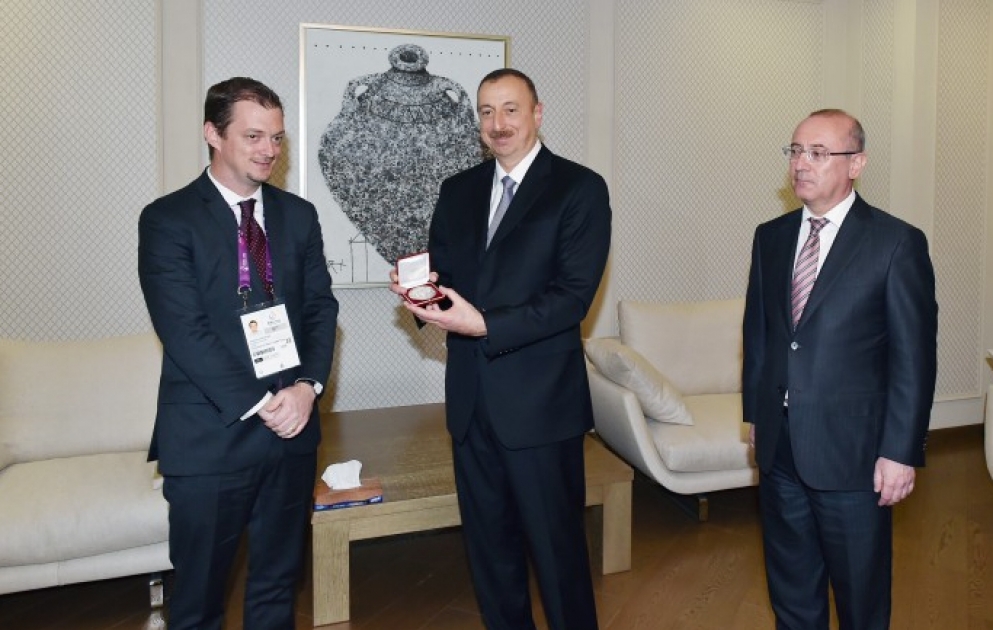 La récompense suprême paralympique et un cadeau spécial du Comité International Paralympique (IPC) ont été offerts au président Ilham Aliyev VIDEO