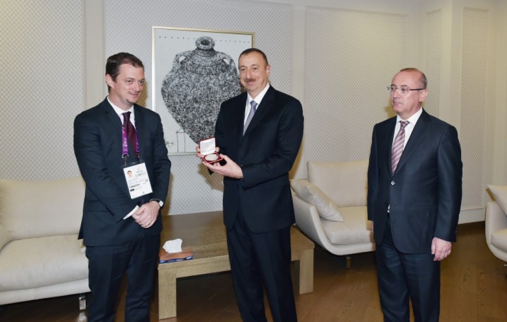 Aserbaidschans Präsident Ilham Aliyev wurde mit hohem Paralympics Preis ausgezeichnet VIDEO