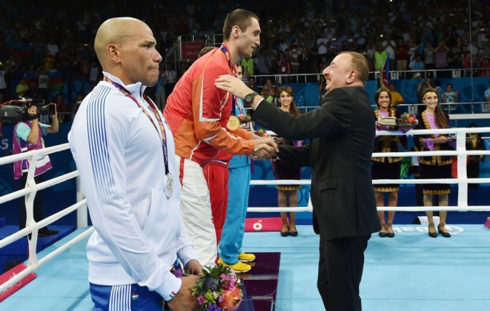 Aserbaidschans Präsident Ilham Aliyev präsentiert dem Sieger der Europaspiele Teymur Mammadov die Medaille VIDEO