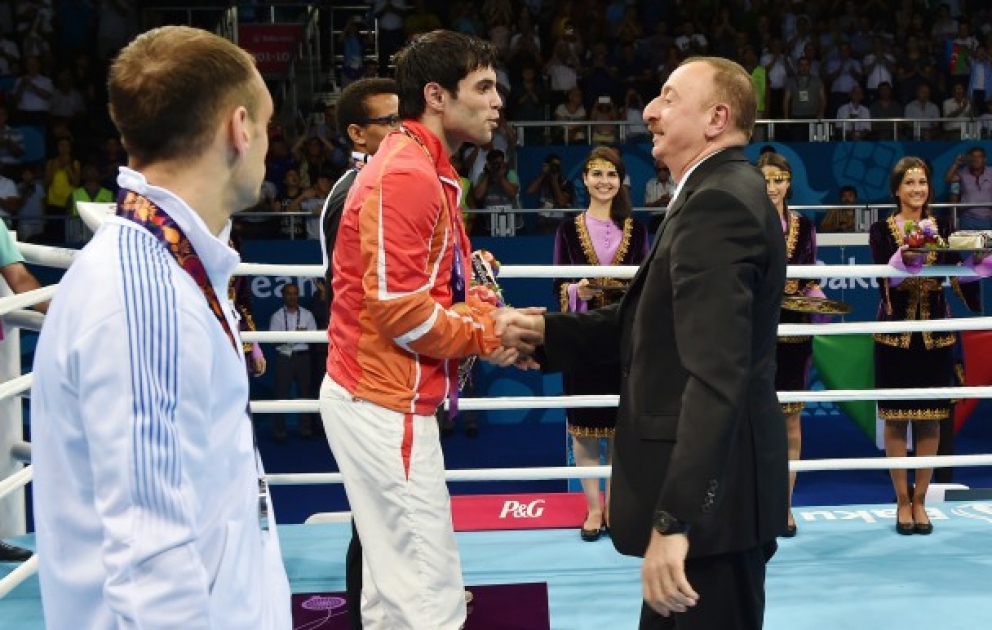Aserbaidschan freut sich über weitere zwei Goldmedaillen bei Europaspiele in Baku Präsident Ilham Aliyev präsentiert den Siegern die Medaillen VIDEO