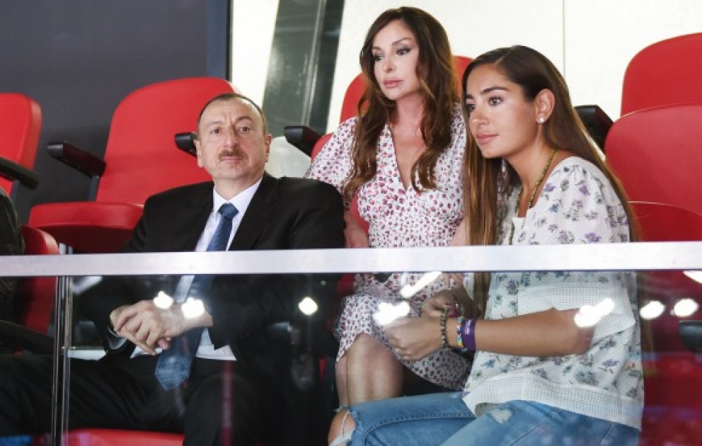 Aserbaidschans Präsident Ilham Aliyev verfolgte das Halbfinale der aserbaidschanischen und türkischen Volleybal-Frauen VIDEO