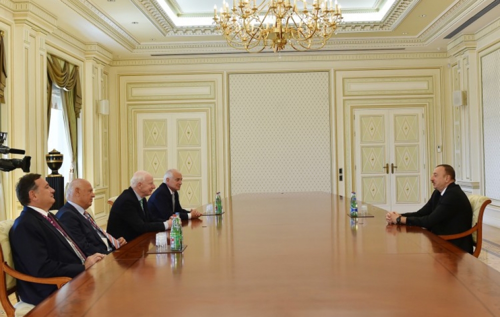 Le président azerbaïdjanais Ilham Aliyev s'entretient avec une délégation conduite par le président des Comités olympiques européens VIDEO