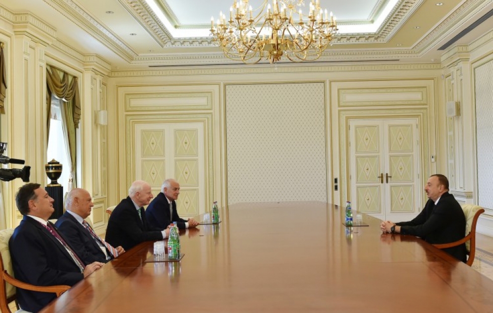 Aserbaidschans Präsident Ilham Aliyev eine Delegation um den Präsidenten des Europäischen Olympischen Komitees empfangen VIDEO