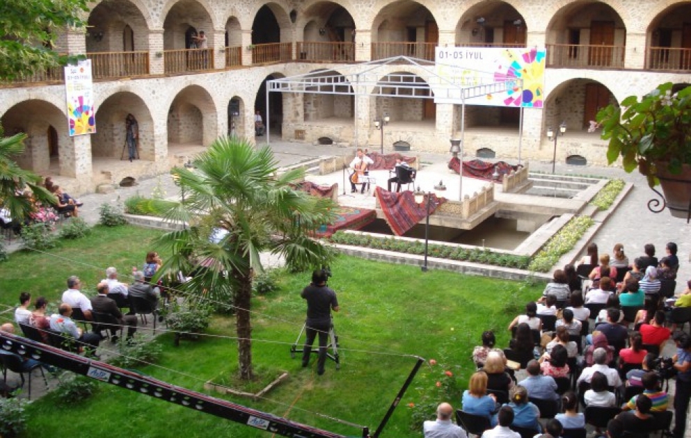 Şəki “İpək Yolu” VI Beynəlxalq musiqi festivalında Polşa instrumental duetinin çıxışı maraqla qarşılanıb VİDEO