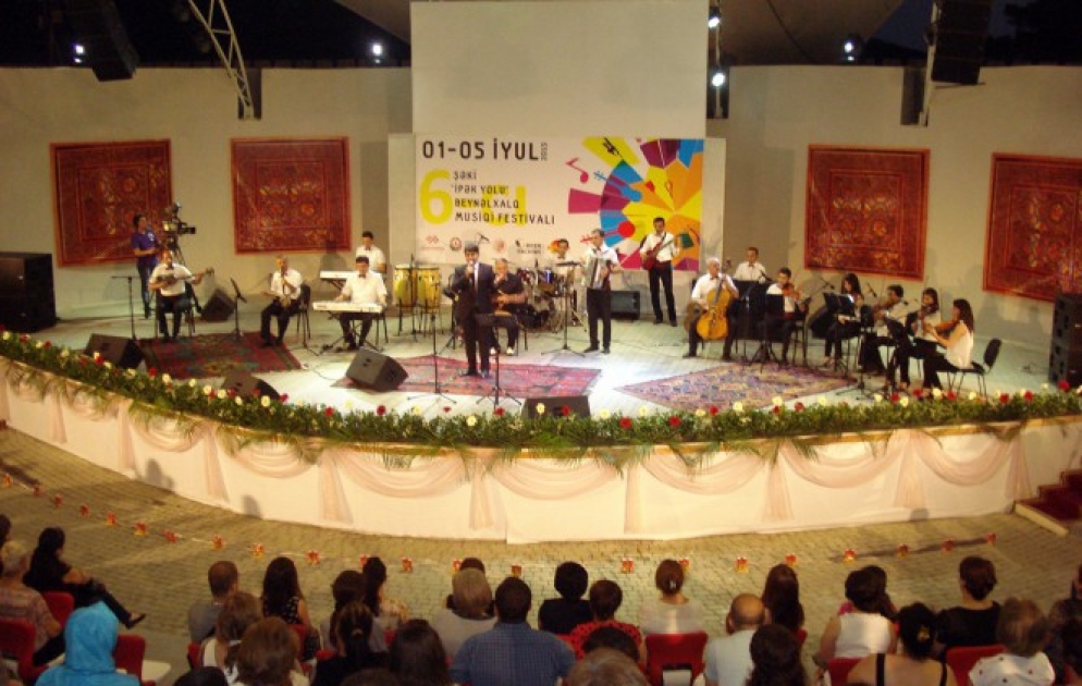 “İpək Yolu” festivalı çərçivəsində “Zirvə” ansamblının konserti olub VİDEO