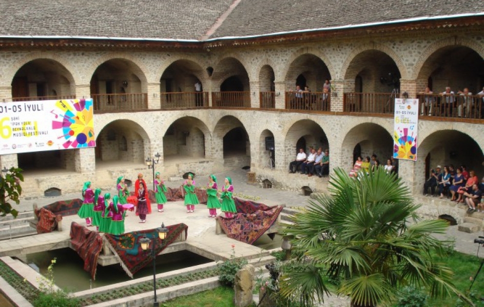 Azərbaycanda yaşayan azsaylı xalqların folklor kollektivləri Şəki festivalında daha bir konsert proqramı ilə çıxış edib VİDEO