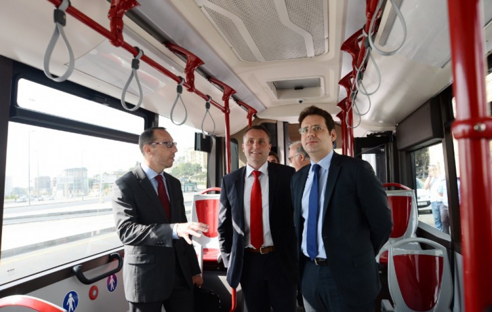 Le secrétaire d'Etat français s'est intéressé aux bus de la SRL Bakubus VIDEO
