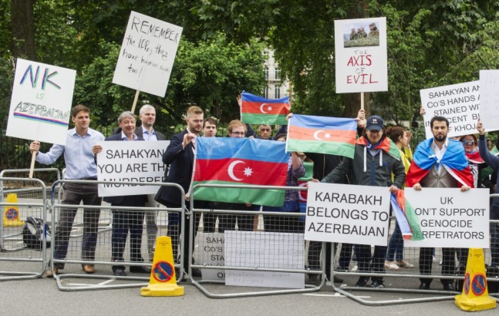 Qondarma separatçı rejimin “başçısı”nın Londona səfəri azərbaycanlı fəalların etirazı ilə qarşılanıb VİDEO