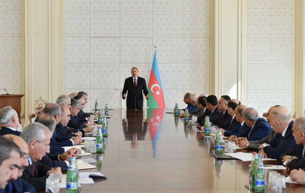 Prezident İlham Əliyevin sədrliyi ilə Nazirlər Kabinetinin 2015-ci ilin birinci yarısının sosial-iqtisadi inkişafının yekunlarına və qarşıda duran vəzifələrə həsr olunan iclası keçirilib VİDEO