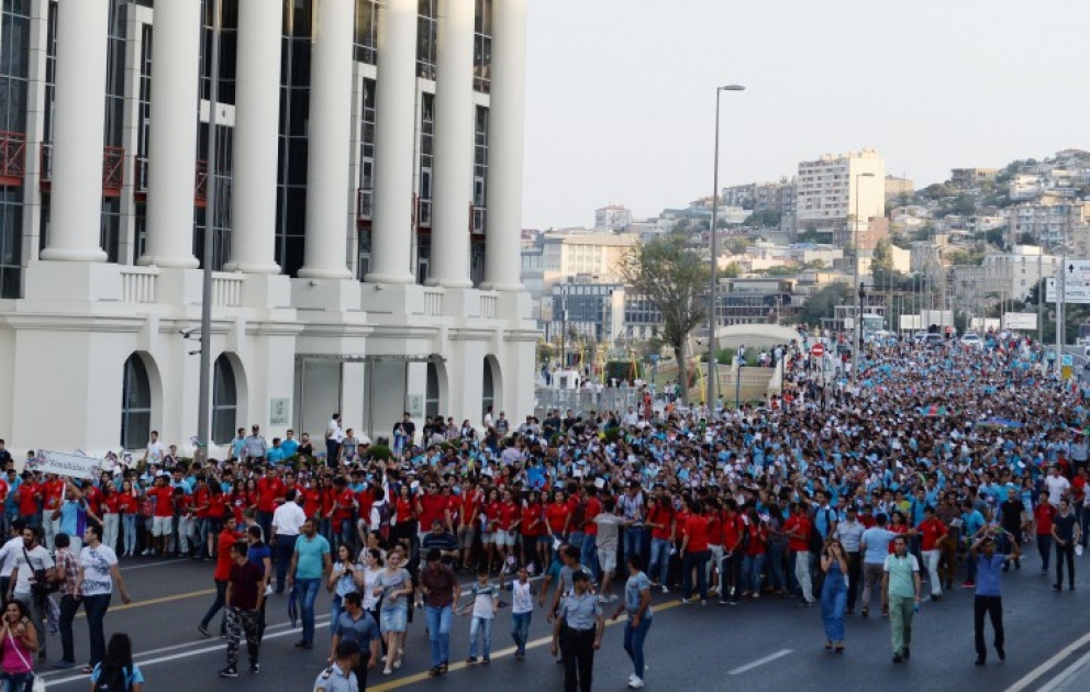 Baku-2015: Parade aserbaidschanischer Sportler und Volontäre VIDEO