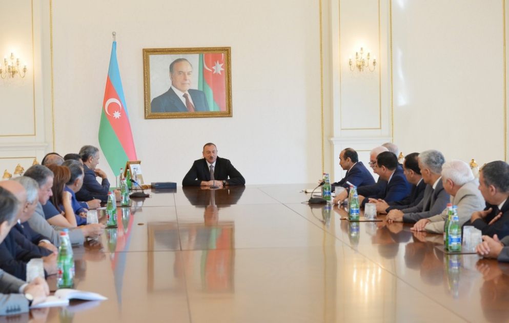 Le Président Ilham Aliyev a reçu les membres du Conseil de presse à l'occasion du 140e anniversaire de la presse nationale azerbaïdjanaise VIDEO