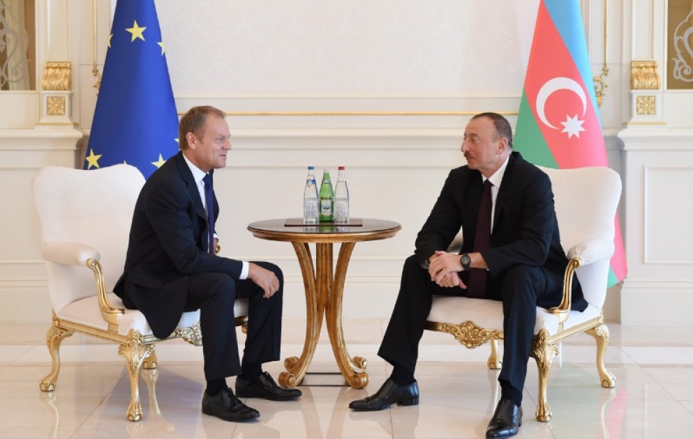 Treffen des Präsidenten von Aserbaidschan Ilham Aliyev und Präsidenten des Rates der Europäischen Union Donald Tusk unter vier Augen VIDEO