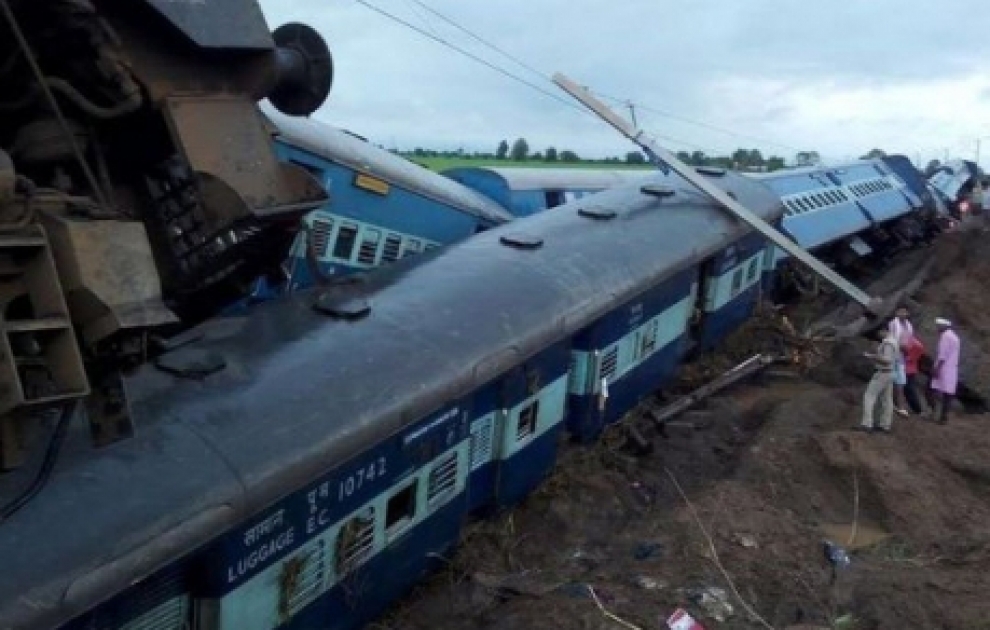 At least 24 killed, 300 survive after trains derail in India VIDEO