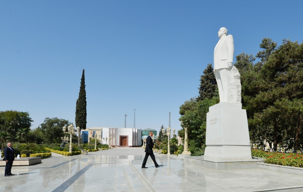 Aserbaidschans Präsident Ilham Aliyev zu einem Besuch im Rayon Jalilabad eingetroffen VIDEO