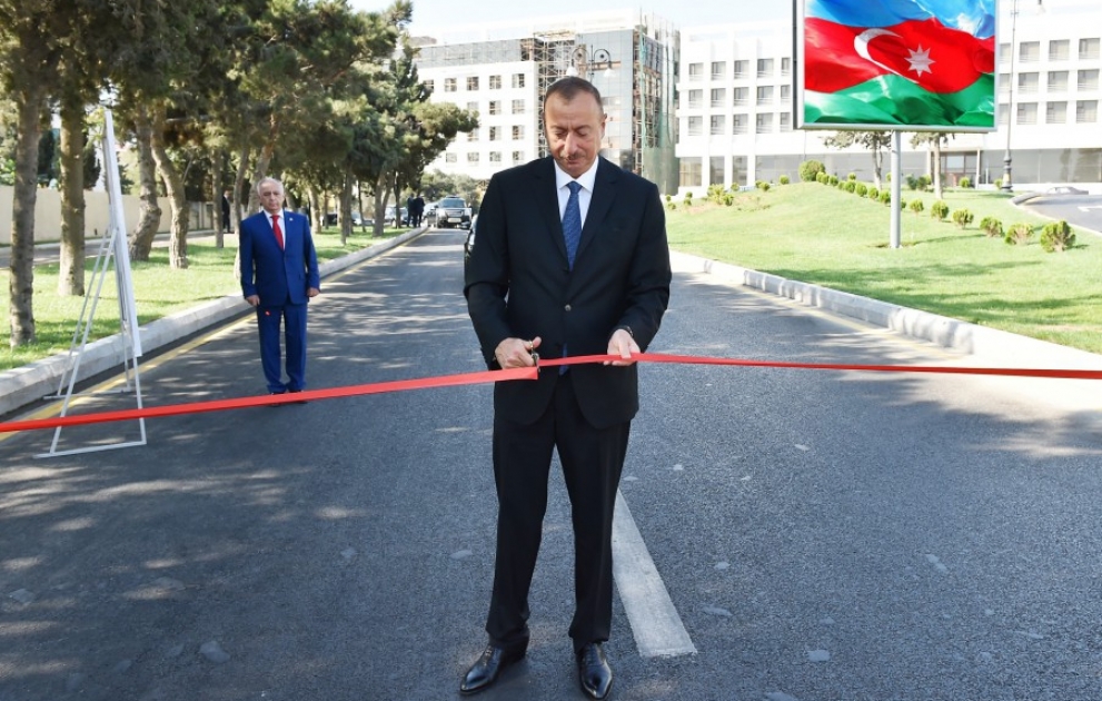 Le président Ilham Aliyev a visité les rues Pichavari, Djavadkhan et Husseyn Seyidzadé pour se familiariser avec les travaux d'aménagement et de reconstruction effectués VIDEO