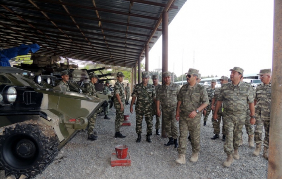 Le ministre azerbaïdjanais de la Défense examine le niveau de la préparation au combat des armées VIDEO