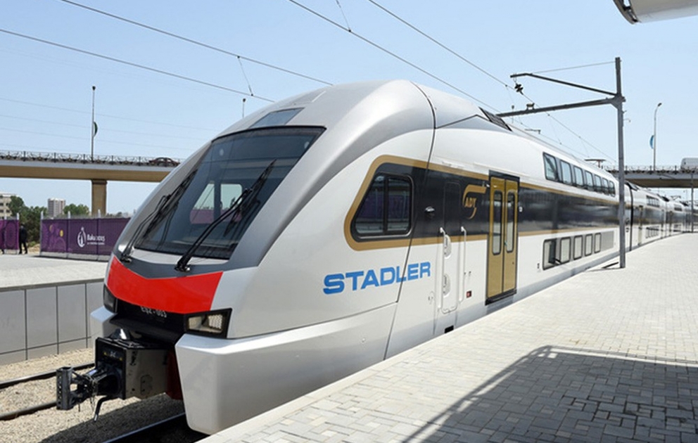 Encore un train électrique à deux étages importé en Azerbaïdjan VIDEO