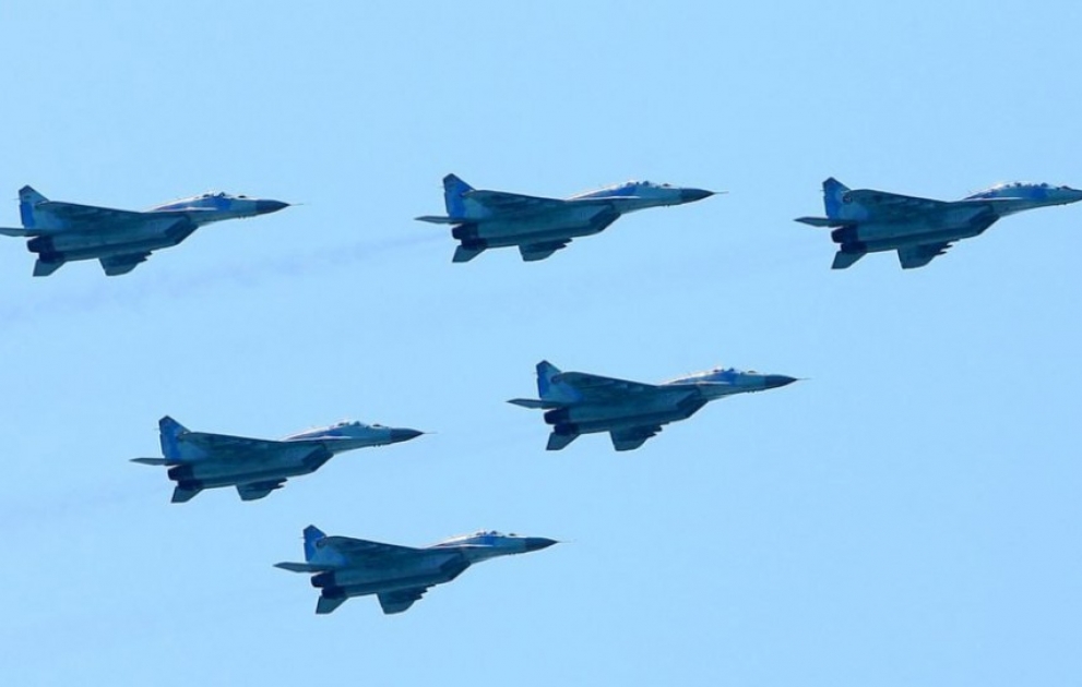 Aserbaidschanische Luftwaffe führt die Übungsflüge durch VIDEO
