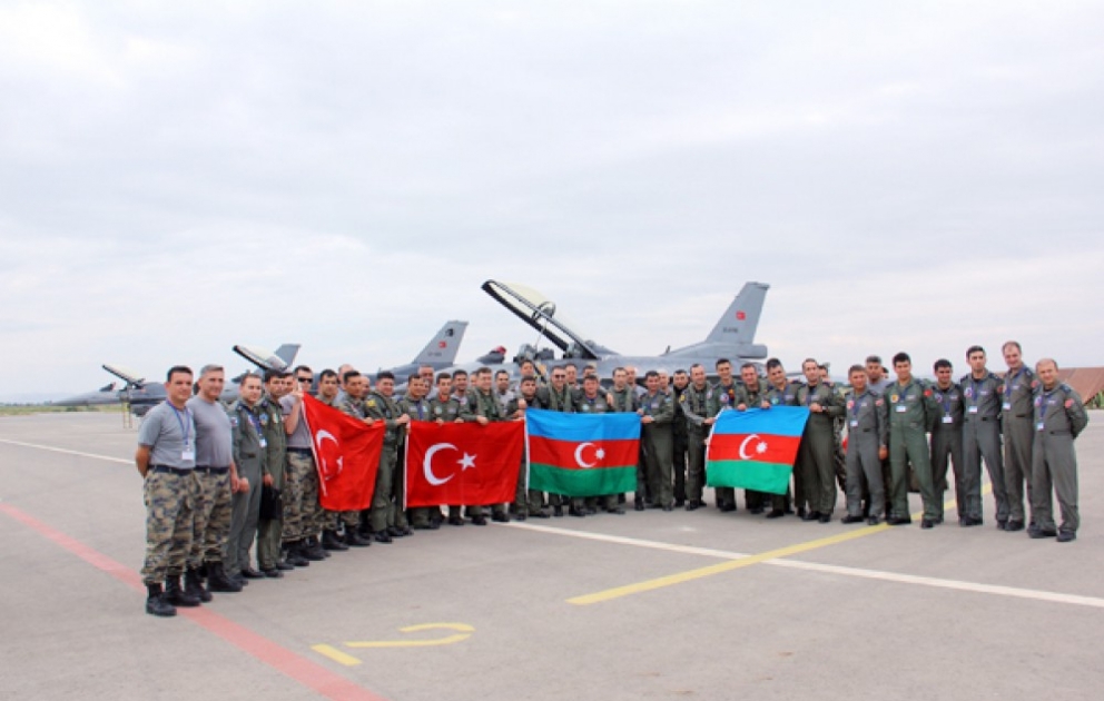 Eine weitere Gruppe von Ingenieuren und Technikern der türkischen Luftwaffe kommt in Aserbaidschan an, um an den Übungen „TurAz Qartali-2015“ teilzunehmen VIDEO