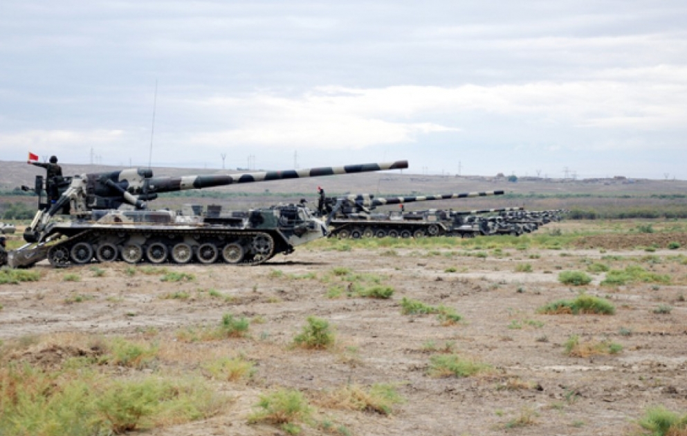 Des exercices pratiques des corps de roquette et d'artillerie VIDEO