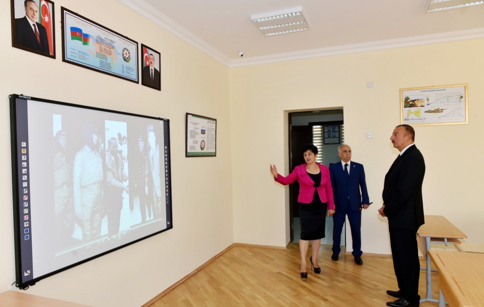 Aserbaidschans Präsident besucht im Sabayil Rayon von Baku die Mittelschule Nr.189-190 VIDEO
