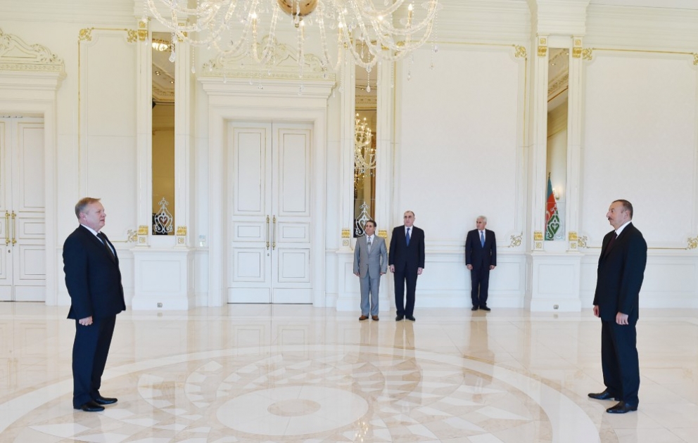 Le président Ilham Aliyev reçoit les lettres de créance du nouvel ambassadeur de Biélorussie en Azerbaïdjan VIDEO
