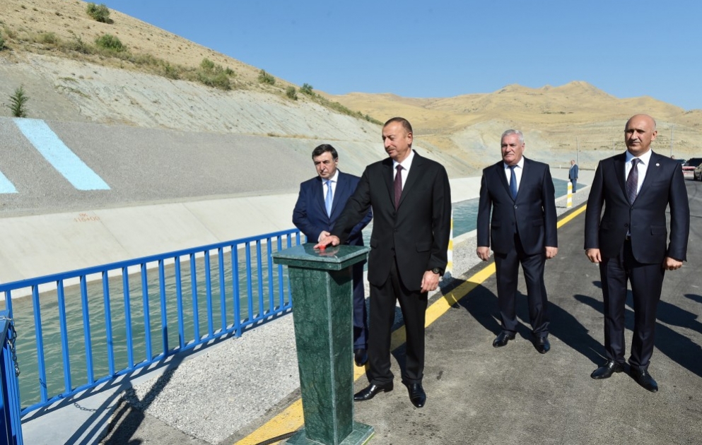Le nouveau système de transport de l'eau d'irrigation depuis le canal Takhtakeurpu-Djeyranbatan mis en service à Siyezen VIDEO