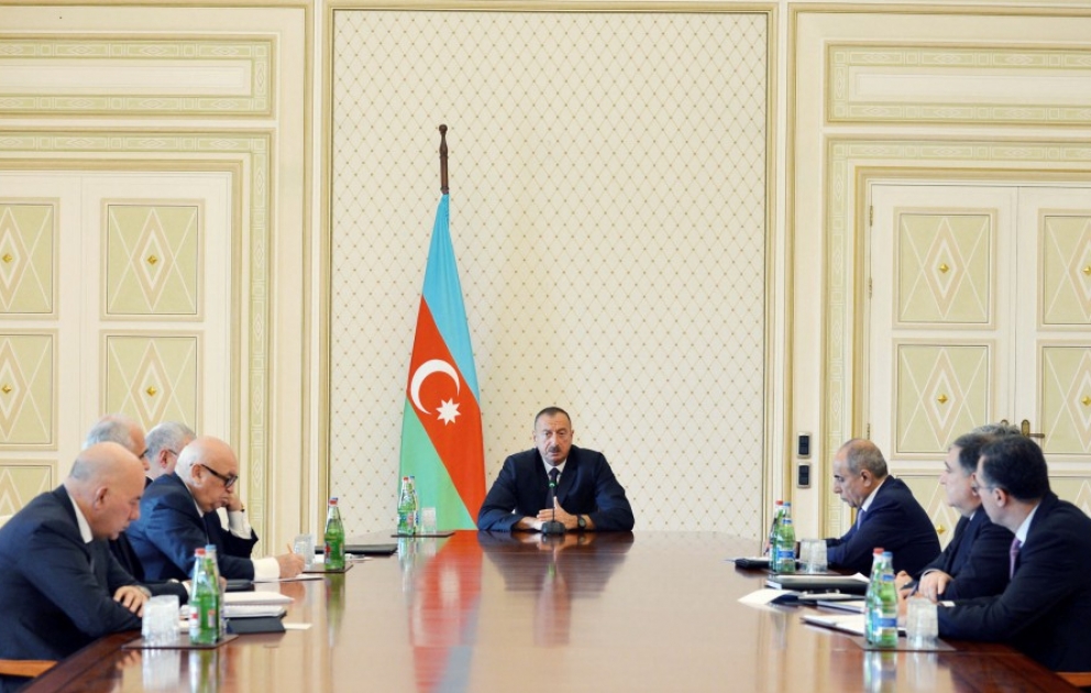 Unter dem Vorsitz des Präsidenten von Aserbaidschan Ilham Aliyev hat eine Sitzung gewidmet den Wirtschaftsfragen und Vorbereitungsarbeiten für den Staatshaushalt für 2016 stattgefunden VIDEO