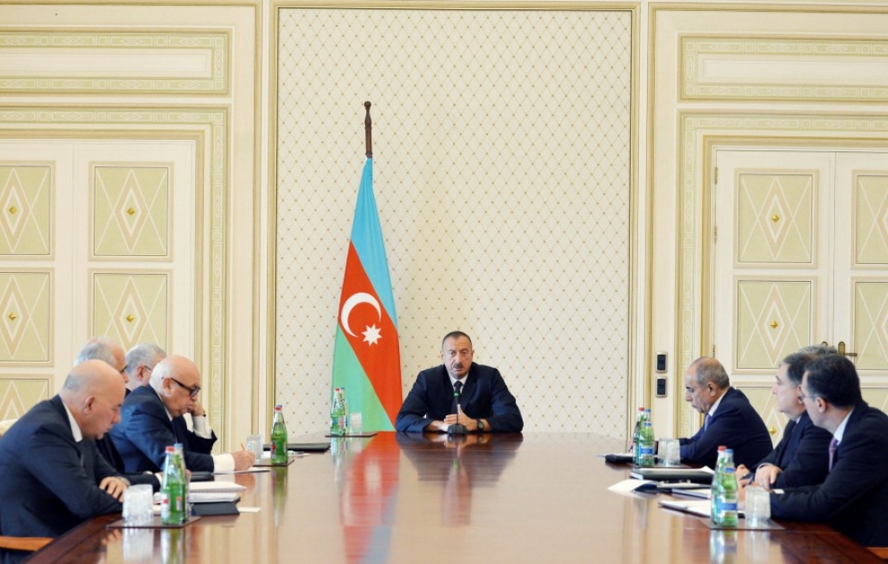 Le président Ilham Aliyev tient une réunion consacrée aux questions économiques et à la préparation du budget de l'Etat 2016 VIDEO