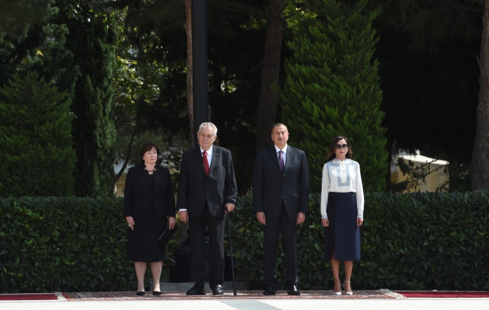 Cérémonie d'accueil officiel organisée en l'honneur du président tchèque Milos Zeman VIDEO
