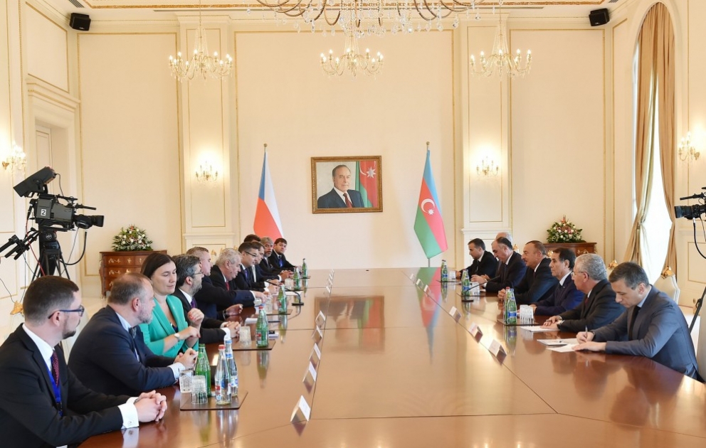 Entretien du président Ilham Aliyev et de son homologue tchèque Milos Zeman, en présence des délégations VIDEO