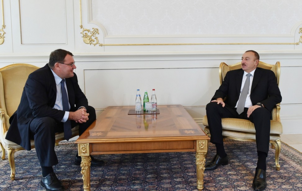 Le président Ilham Aliyev a reçu les lettres de créance du nouvel ambassadeur hongrois VIDEO
