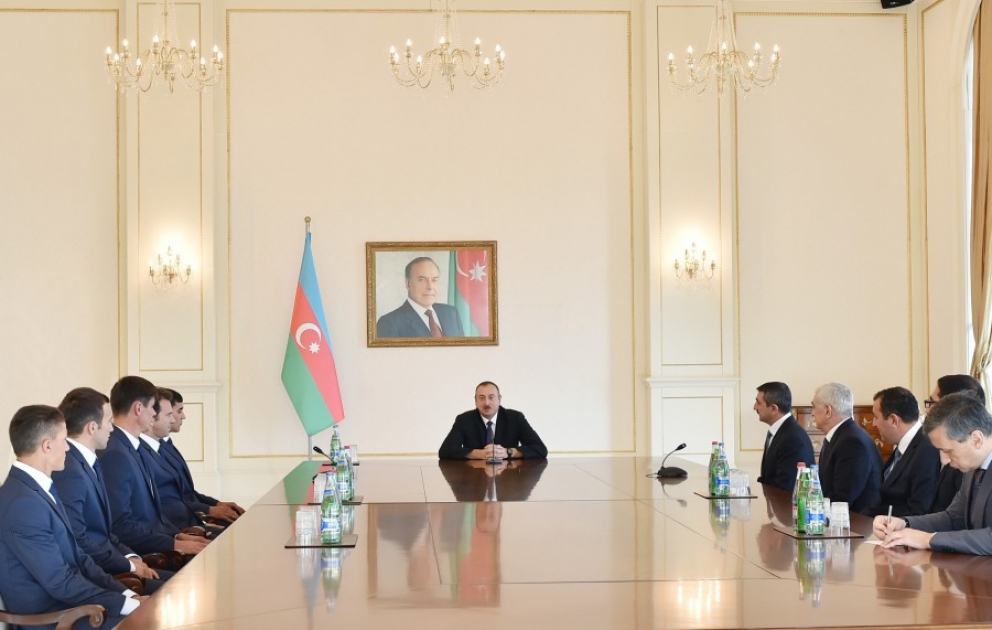 Prezident İlham Əliyev polo idman növü üzrə Azərbaycan yığma komandasının üzvləri ilə görüşüb VİDEO