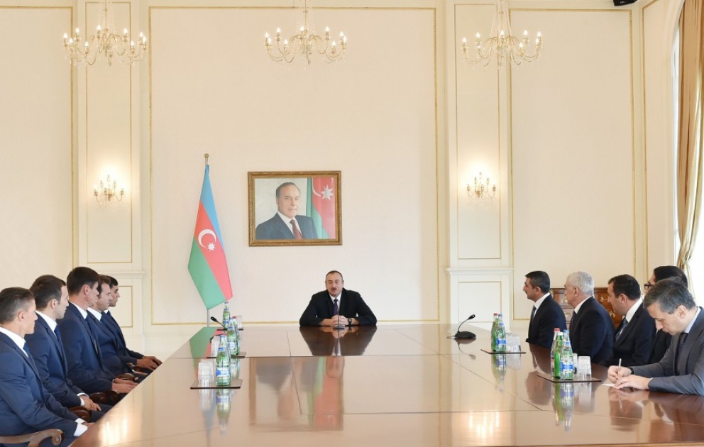 Le président Ilham Aliyev a rencontré les membres de l'équipe d'Azerbaïdjan de polo VIDEO