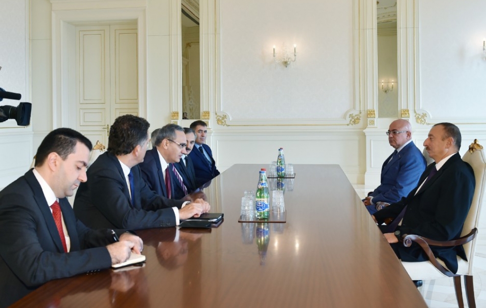Entretien du président azerbaïdjanais Ilham Aliyev avec une délégation menée par le ministre turc des douanes et du commerce VIDEO