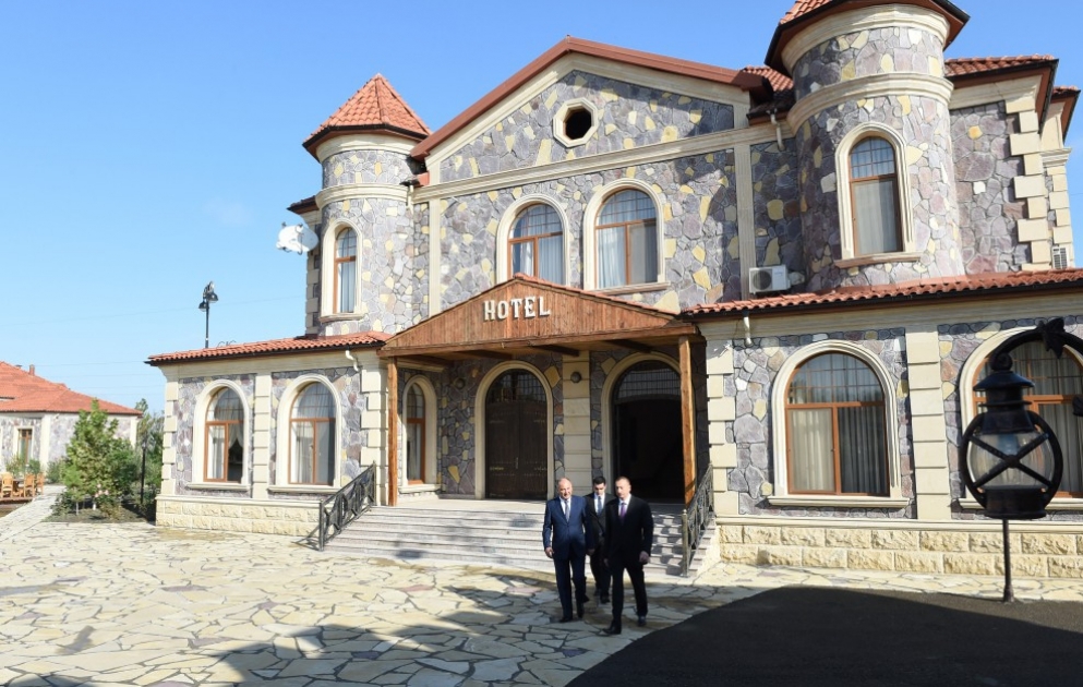 Prezident İlham Əliyev Ucarda “Fermer” yol-istirahət mərkəzində yaradılan şəraitlə tanış olub VİDEO