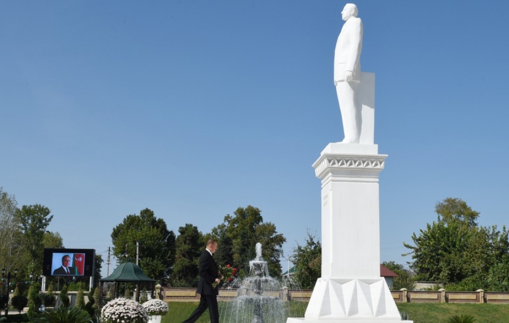 Göytchaï : la visite du monument du leader national Heydar Aliyev VIDEO
