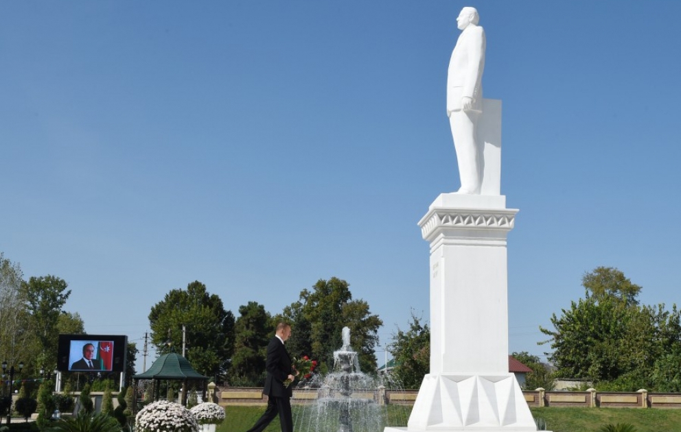 Besuch des Denmals von Natioanlleader Heydar Aliyev im Rayon Göjtschaj VIDEO