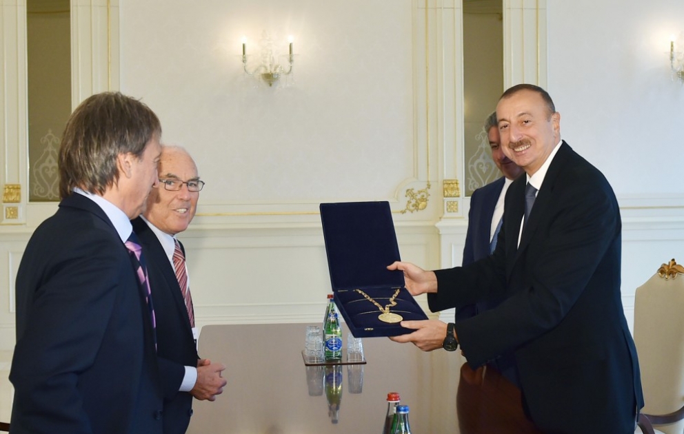 Aserbaidschans Präsident Ilham Aliyev hat den Präsidenten des Komitees „Fair Play“, den Präsidenten und und Vizepräsidenten der europäischen Bewegung „Fair Play" empfangen Präsident Ilham Aliyev wurde mit einer Sondermedaille des Ausschusses „Fair Play" ausgezeichnet VIDEO