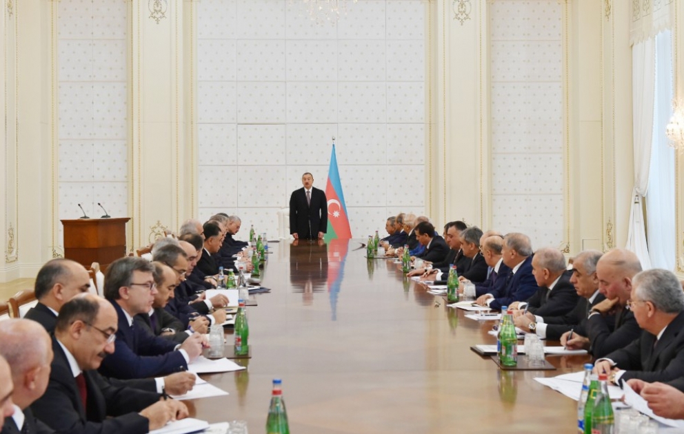 Unter dem Vorsitz des Präsidenten von Aserbaidschan Ilham Aliyev hat die Sitzung des Ministerkabinetts gewidmet den Ergebnissen der sozialökonomischen Entwicklung in den letzten neun Monaten des laufenden Jahres stattgefunden VIDEO