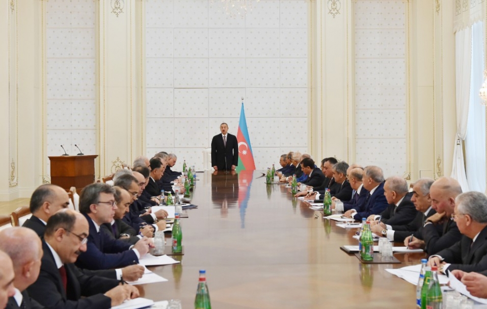 Le Conseil des Ministres tient, sous la présidence du Président Ilham Aliyev, sa réunion consacrée au bilan du développement socio-économique des neuf mois de 2015 et aux tâches à réaliser VIDEO