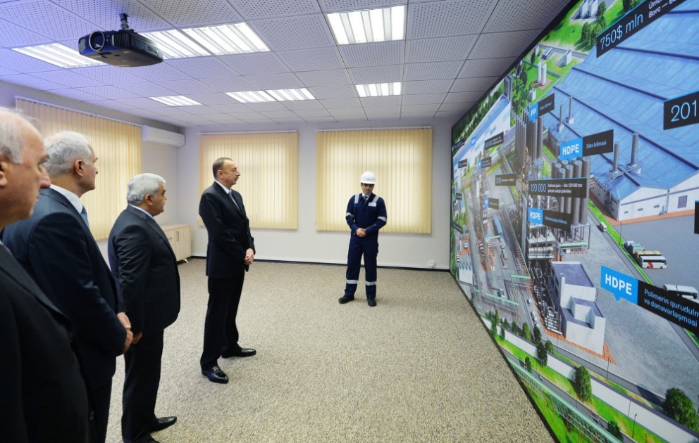 Präsident Ilham Aliyev legt den Grundstein einer Polyäthylenanlage hoher Dichte in Sumgait VIDEO